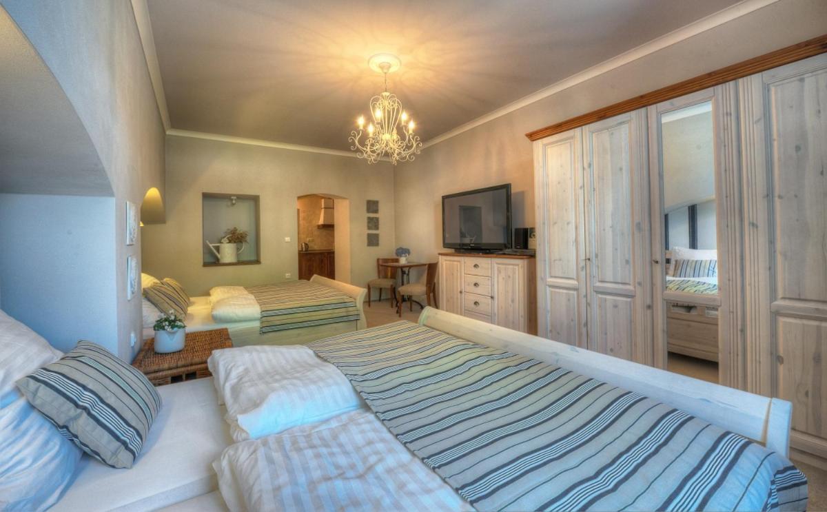 Hotel Pansky Dum نوفي ميستو نا مورافي المظهر الخارجي الصورة